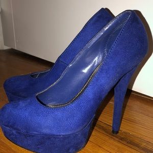 Blue pumps